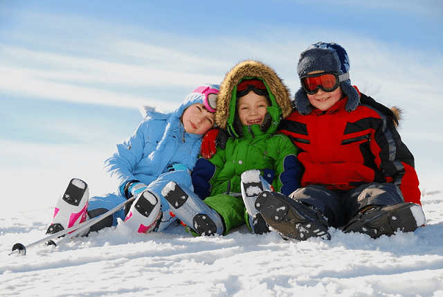 kids-ski-gear-snow slopes