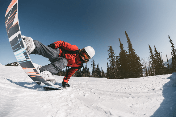 Snowboarding vs Skiing: A Beginner&#8217;s Guide to Picking Your Winter Thrill